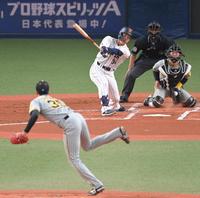 　２回、才木（手前）の前に空振り三振に倒れる吉田（撮影・高部洋祐）