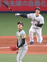 　３回、大谷（奥）に３ランを浴びる才木（撮影・高部洋祐）