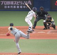 　８回、西純（手前）の前に見逃し三振に倒れる中野（撮影・高部洋祐）