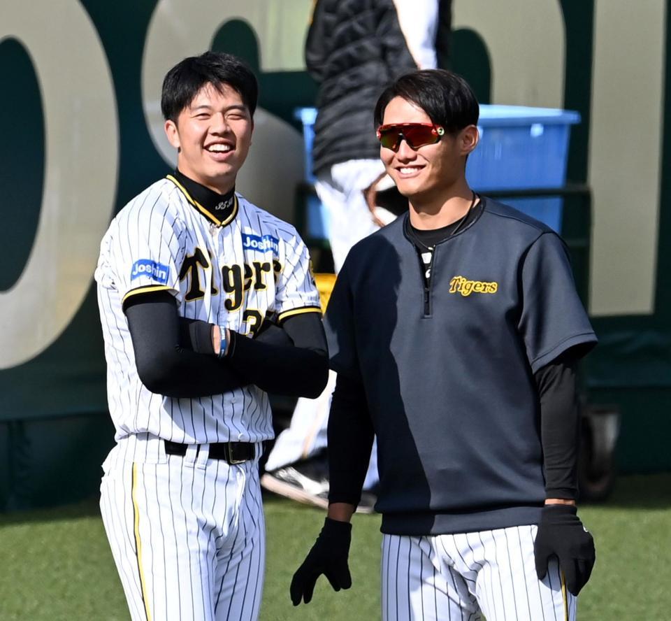 　練習の合間に談笑する才木（左）と西純（撮影・飯室逸平）