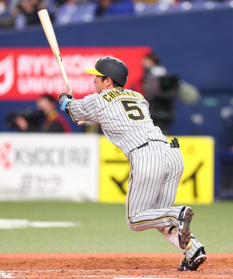 　３回、右越えにソロを放つ近本（撮影・吉澤敬太）