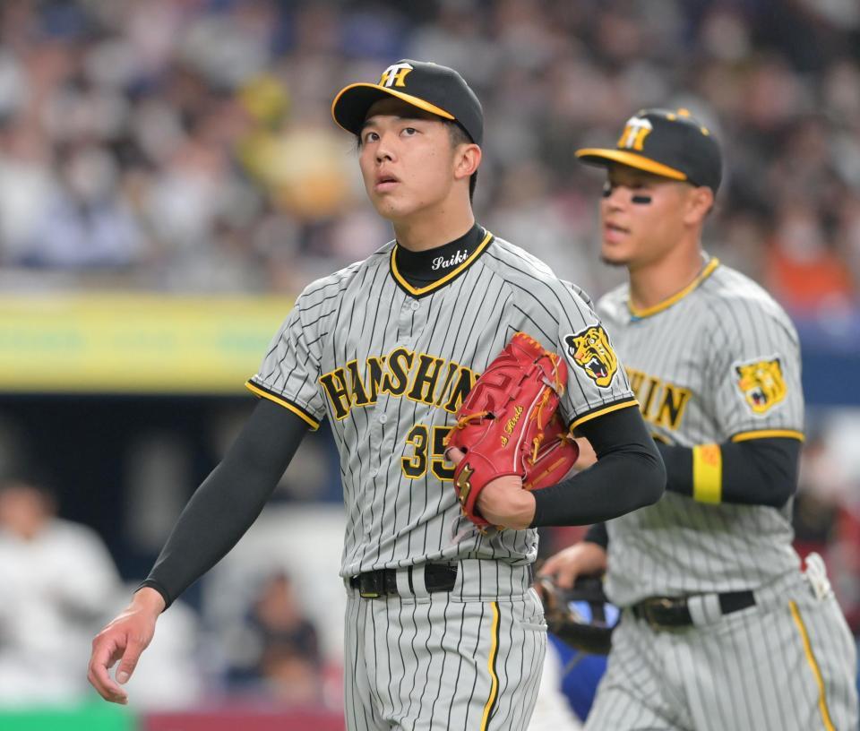 　４回を投げ終えて４失点。不満げな表情でベンチへ引き揚げる才木（撮影・立川洋一郎）