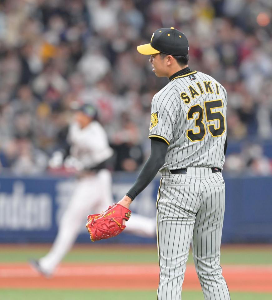 　３回、大谷（左）に３ランを浴び肩を落とす才木（撮影・立川洋一郎）