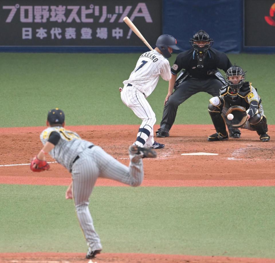 　８回、西純（手前）の前に見逃し三振に倒れる中野（撮影・高部洋祐）