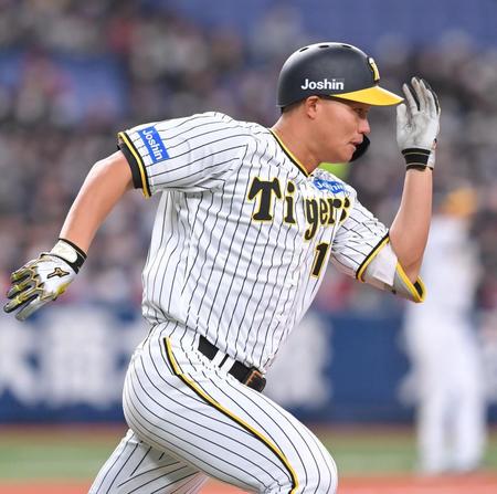 　３回、二塁打を放ち駆け出す森下（撮影・高部洋祐）