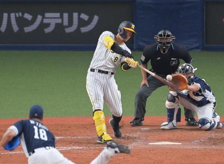 　８回、ソロを放つ佐藤輝（撮影・立川洋一郎）