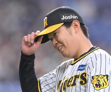 　２回を投げ終え、笑顔でベンチに戻る西勇（撮影・高部洋祐）