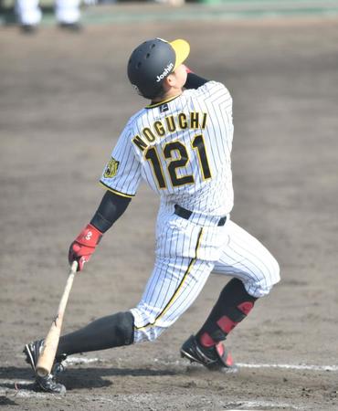 　４回、安打を放つ野口（撮影・石井剣太郎）