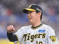 　２回を投げ終え、笑顔でベンチに戻る西勇（撮影・高部洋祐）