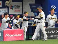 　３回、小幡の２点適時打で生還した島田とタッチを交わす岡田監督（撮影・立川洋一郎）