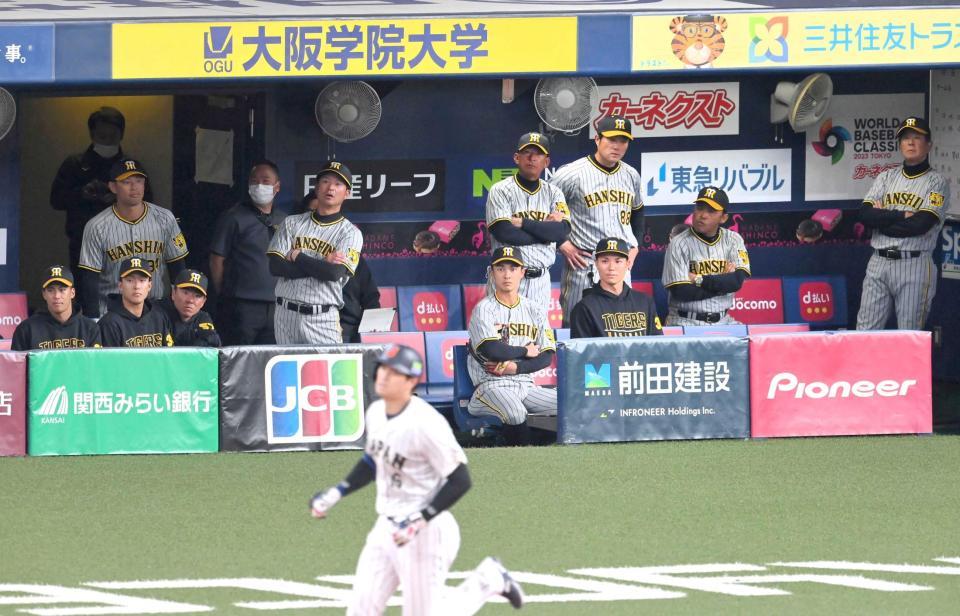 　５回、大谷（手前）の３ランに沈黙の阪神ベンチ（撮影・高部洋祐）