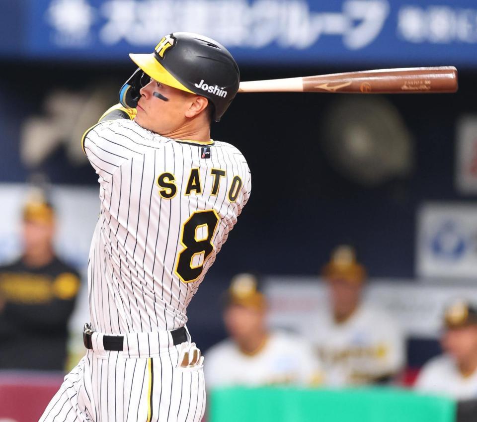 　８回、中越えにソロを放つ佐藤輝（撮影・吉澤敬太）