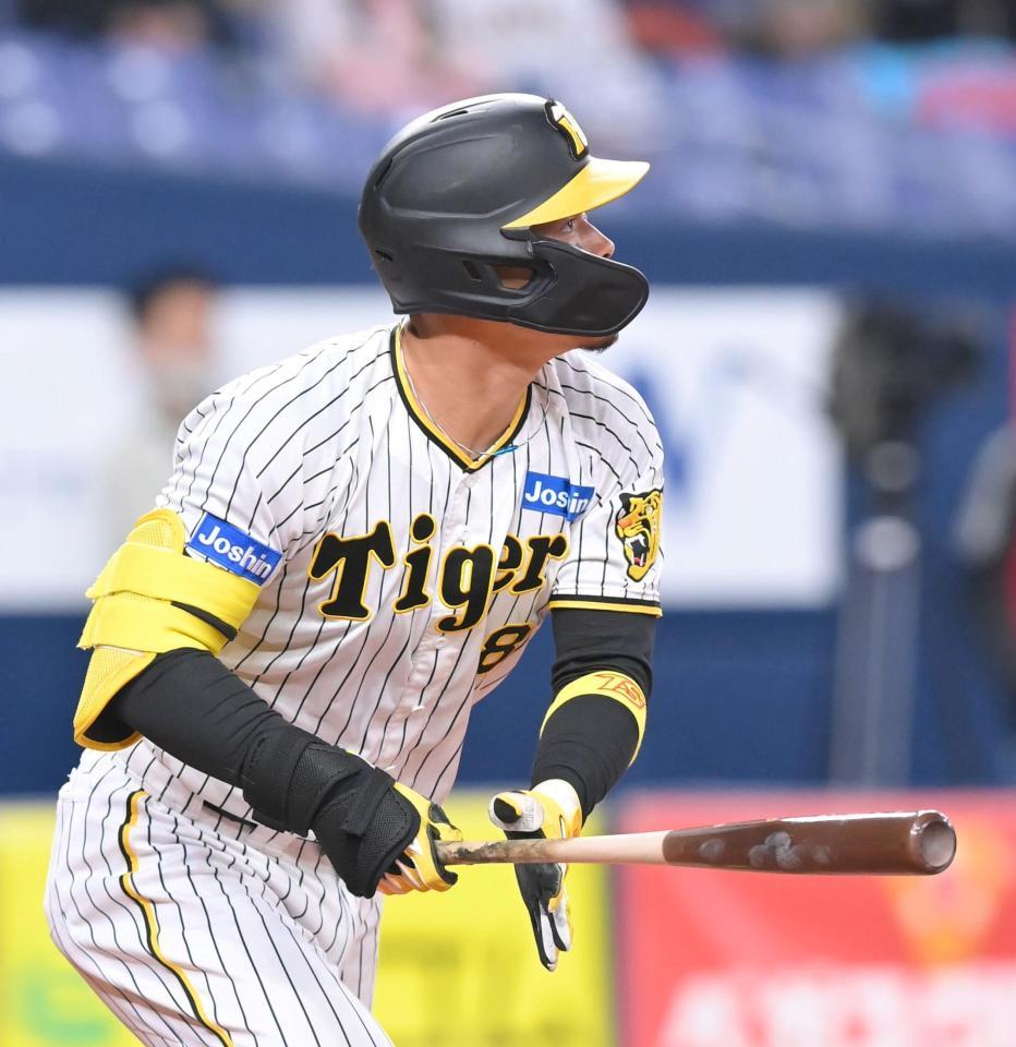 　８回、ソロを放つ佐藤輝（撮影・高部洋祐）