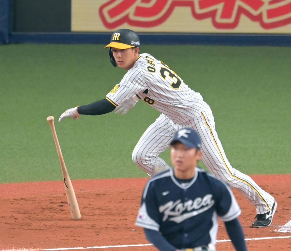 　３回、中前へ先制の２点適時打を放つ小幡（撮影・立川洋一郎）