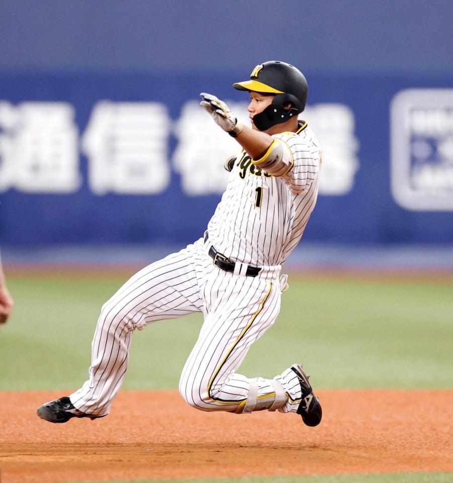 　３回、右中間に二塁打を放ち、滑り込む森下（撮影・吉澤敬太）