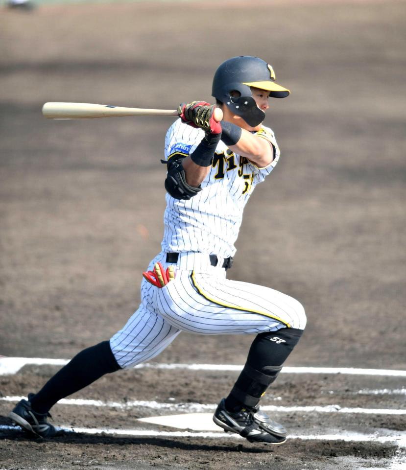 　５回、安打を放つ前川（撮影・石井剣太郎）