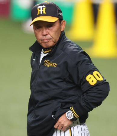 　練習を見る岡田監督（７日撮影）