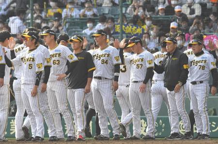 　日本ハムに勝利し、ナインを迎える岡田監督（右から２人目）＝撮影・北村雅宏