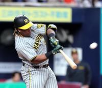 　６回、左越えに２ランを放つミエセス（撮影・山口登）