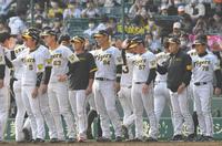 　日本ハムに勝利し、ナインを迎える岡田監督（右から２人目）＝撮影・北村雅宏