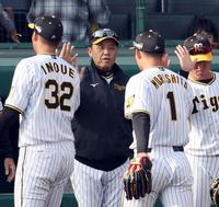 　日本ハムに勝利し岡田監督は森下らナインを迎える（撮影・山口登）