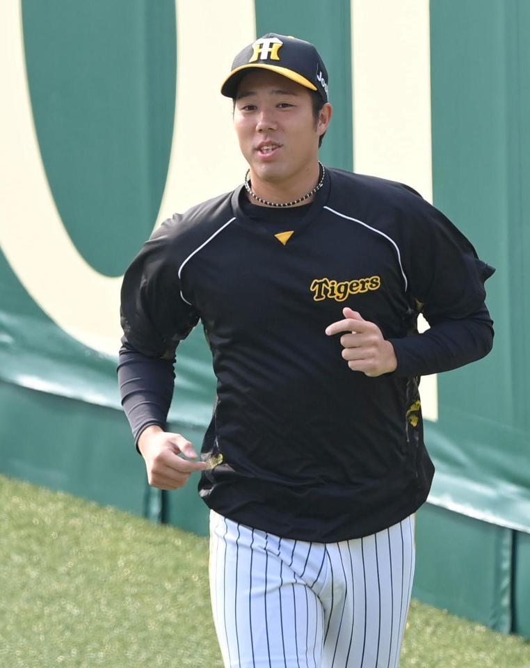 　試合前、ランニングする青柳（撮影・高部洋祐）