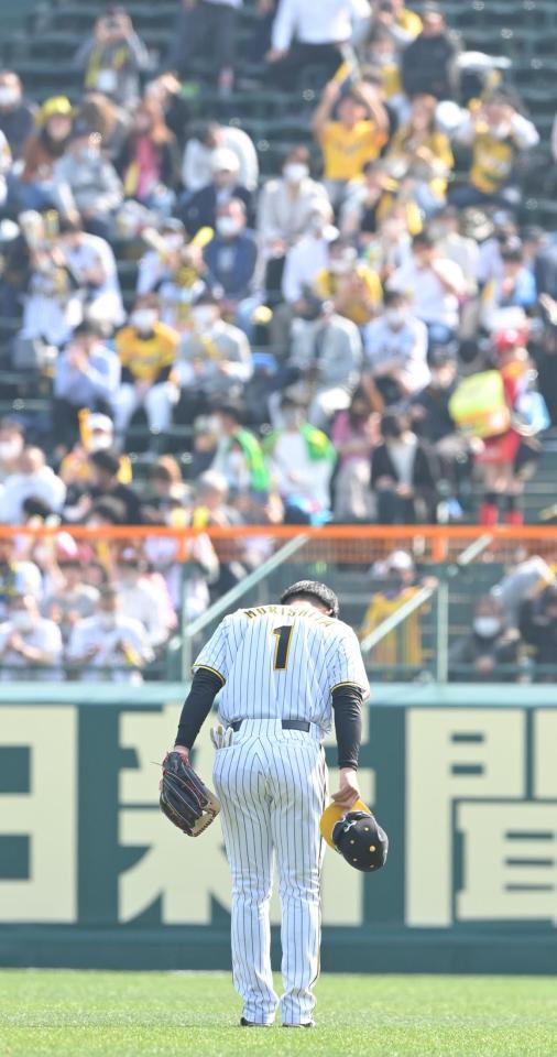 　適時二塁打を放った４回終了後、ライトスタンドのファンに一礼する森下（撮影・高部洋祐）