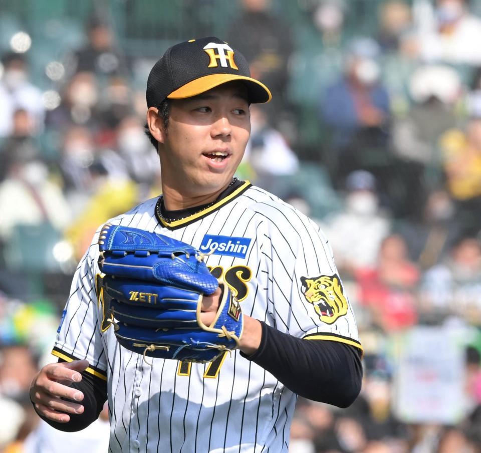 　４回を投げ終え、笑顔でベンチに戻る青柳（撮影・高部洋祐）