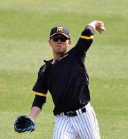 　試合前練習でキャッチボールする伊藤将（撮影・山口登）