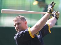 　試合前、打撃練習に励むノイジー（撮影・高部洋祐）