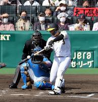 　３回、大山は左翼線に二塁打を放つ（投手・吉田、捕手・宇佐見）＝撮影・山口登