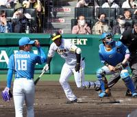 　３回、大山は左翼線に二塁打を放つ（投手・吉田、捕手・宇佐見）＝撮影・山口登