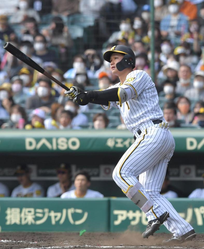 　３回、先制となる２ランを放つ森下（撮影・北村雅宏）