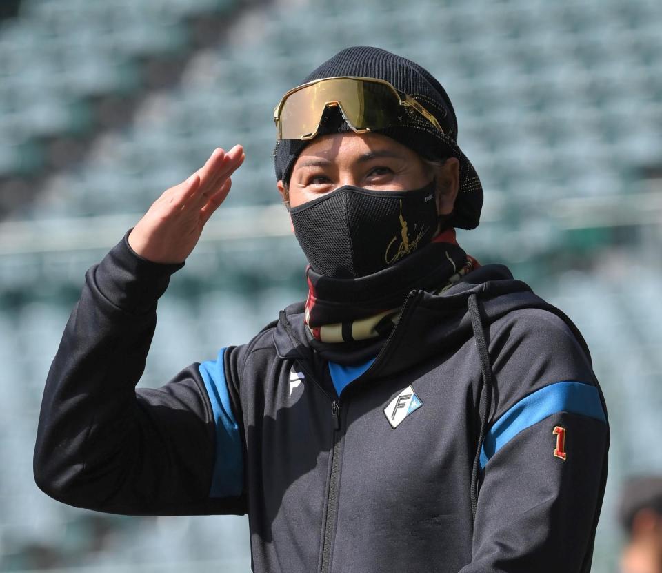 　試合前、ポーズを決める新庄監督（撮影・高部洋祐）