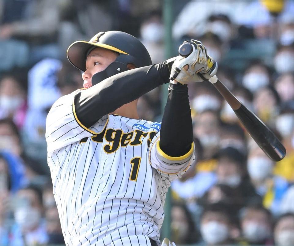 　６回、右前打を放つ森下（撮影・高部洋祐）