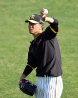 　キャッチボールの準備をする伊藤将（撮影・山口登）