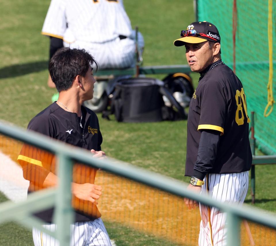 　伊藤将（左）に声をかける岡田監督（撮影・山口登）