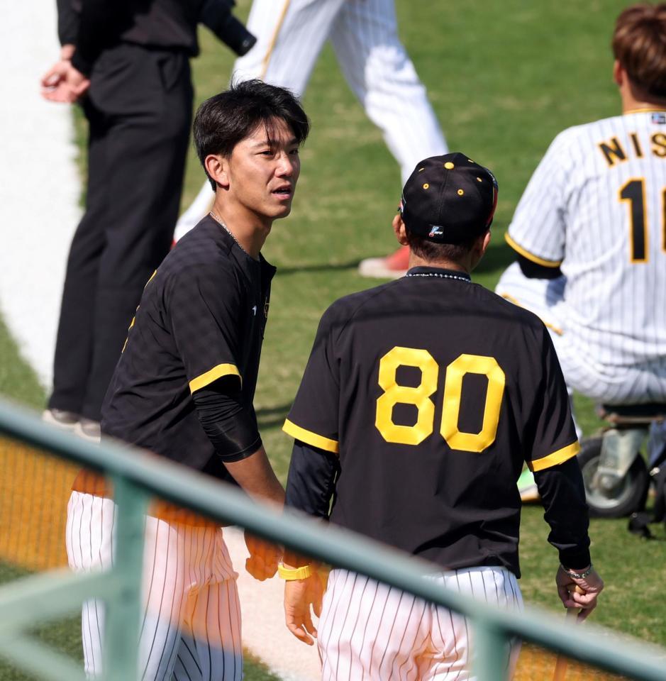 　伊藤将（左）は岡田監督と言葉を交わす（撮影・山口登）