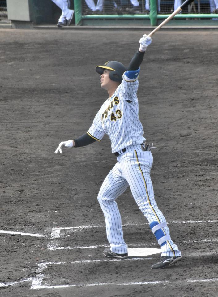 　２回に左越えソロを放つ高浜