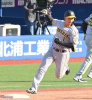 　７回、左越え２ランを放ち、右拳を突き上げる森下（撮影・伊藤笙子）