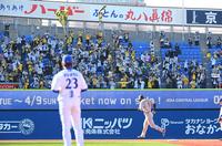 　７回、森下が２ランを放ち盛り上がる左翼席の阪神ファン（撮影・堀内翔）