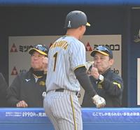 　７回、２ランを放った森下（左）を迎える岡田監督（撮影・堀内翔）