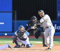 　９回、右翼線を抜ける二塁打を放つ森下（撮影・伊藤笙子）