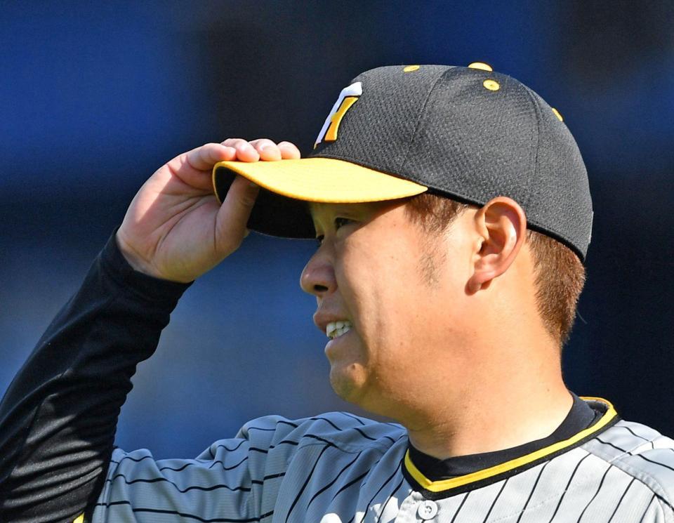 　５回、宮崎に勝ち越し適時二塁打を浴びた西勇は悔しそうな表情（撮影・中田匡峻）