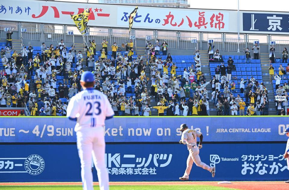 　７回、森下が２ランを放ち盛り上がる左翼席の阪神ファン（撮影・堀内翔）