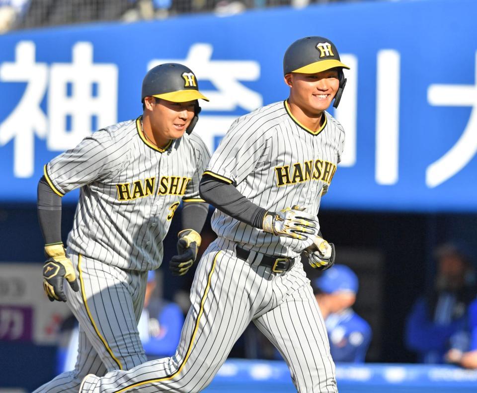 　７回、左越えに２ランを放った森下（右）は笑顔でベンチに戻る。左は一走・大山（撮影・中田匡峻）