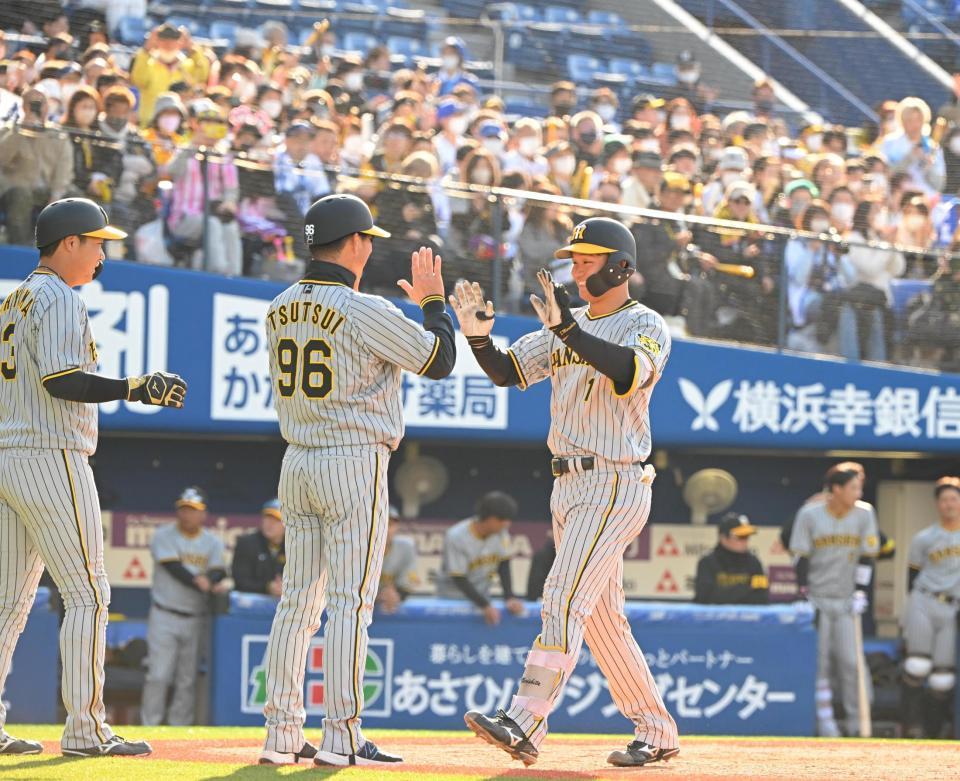 　７回、２ランを放ち生還する森下（撮影・堀内翔）