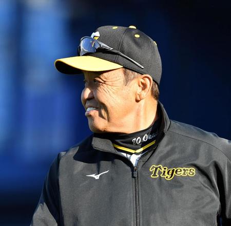 　９回表の攻撃を終え、選手交代を告げた岡田監督は柔らかな表情を見せる（撮影・中田匡峻）