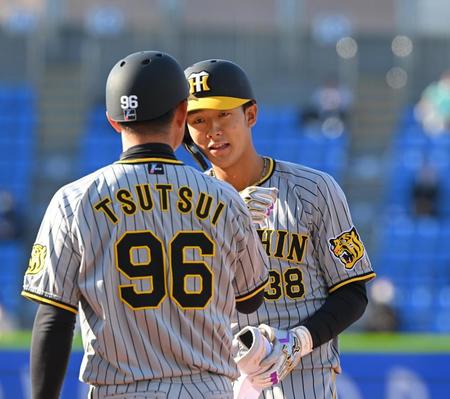 　８回、この試合猛打賞となる右前打を放った小幡（撮影・堀内翔）