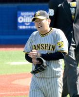 　２回、伊藤の打球が直撃し、顔をしかめる西勇（撮影・伊藤笙子）